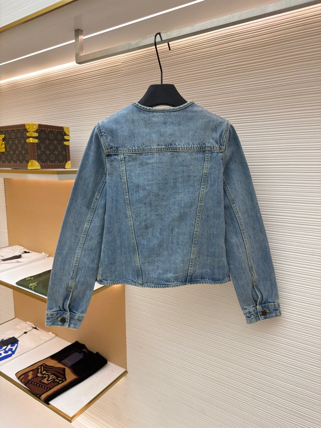 LOUIS VUITTON rope embroidered round neck denim jacket ●Authentic product: purchased and developed by 22816 ●Item number: 1680834-B25 ●Fabric: denim fabric ●Technology: embroidery production ●Version: fitted version ●Weight: about 630 grams ●Size: 34-36-38 ●Description: The fabric is made of YB customized denim fabric, with straw rope embroidery design on the chest. The overall alignment is straight and delicate, the fabric is comfortable and soft, and the color is consistent without color difference. It can be matched with the same style to create a fashionable look and control various occasions. Customized accessories, complete with three standards, same style for men and women!